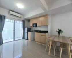 For rent 2-story townhome near Mega Bangna, best location in the area, Indy Km.7, the front of the house faces south. The house has been completely renovated, has an electric awning in the front, and the back is tiled. The house is beautiful and ready to move in.