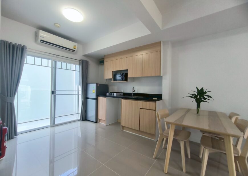 For rent 2-story townhome near Mega Bangna, best location in the area, Indy Km.7, the front of the house faces south. The house has been completely renovated, has an electric awning in the front, and the back is tiled. The house is beautiful and ready to move in.