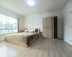 For rent 2-story townhome near Mega Bangna, best location in the area, Indy Km.7, the front of the house faces south. The house has been completely renovated, has an electric awning in the front, and the back is tiled. The house is beautiful and ready to move in.