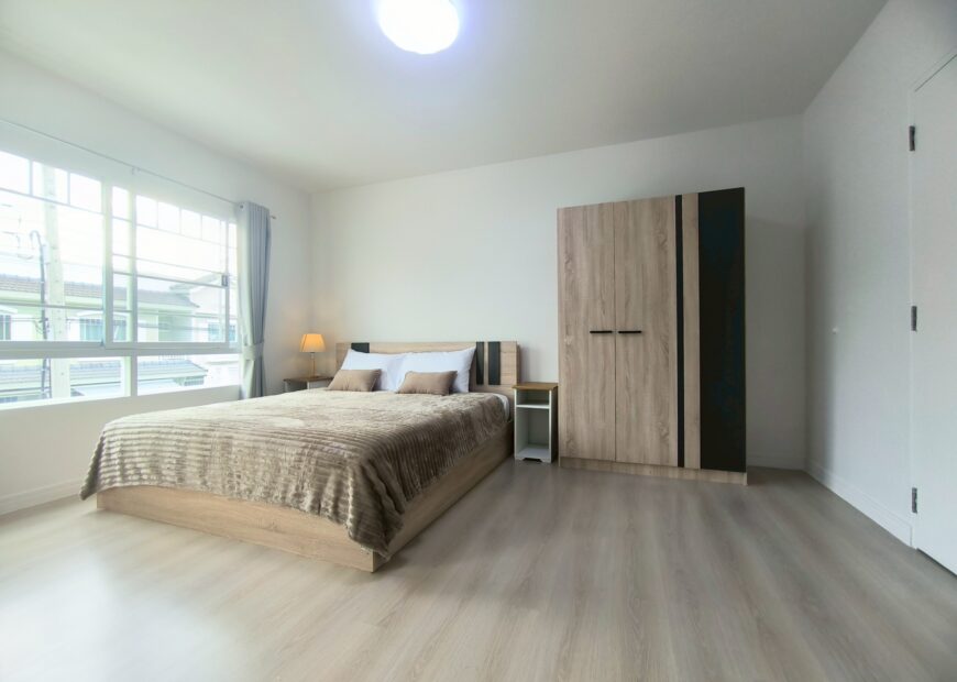 For rent 2-story townhome near Mega Bangna, best location in the area, Indy Km.7, the front of the house faces south. The house has been completely renovated, has an electric awning in the front, and the back is tiled. The house is beautiful and ready to move in.