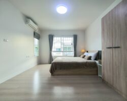 For rent 2-story townhome near Mega Bangna, best location in the area, Indy Km.7, the front of the house faces south. The house has been completely renovated, has an electric awning in the front, and the back is tiled. The house is beautiful and ready to move in.