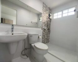 For rent 2-story townhome near Mega Bangna, best location in the area, Indy Km.7, the front of the house faces south. The house has been completely renovated, has an electric awning in the front, and the back is tiled. The house is beautiful and ready to move in.