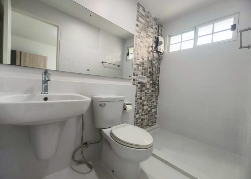 For rent 2-story townhome near Mega Bangna, best location in the area, Indy Km.7, the front of the house faces south. The house has been completely renovated, has an electric awning in the front, and the back is tiled. The house is beautiful and ready to move in.