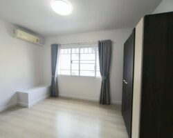 For rent 2-story townhome near Mega Bangna, best location in the area, Indy Km.7, the front of the house faces south. The house has been completely renovated, has an electric awning in the front, and the back is tiled. The house is beautiful and ready to move in.