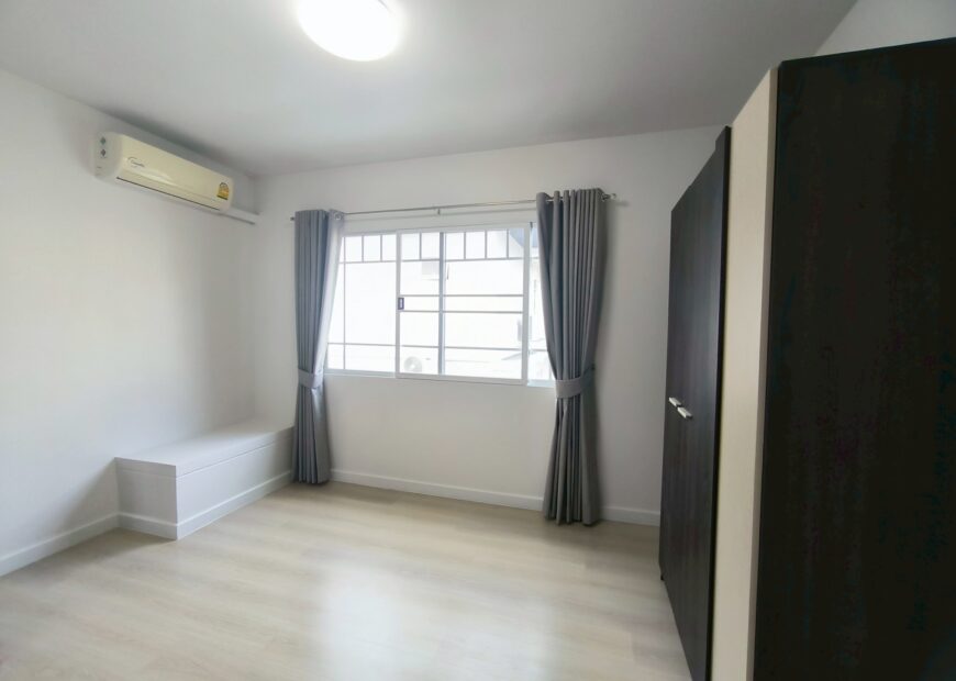 For rent 2-story townhome near Mega Bangna, best location in the area, Indy Km.7, the front of the house faces south. The house has been completely renovated, has an electric awning in the front, and the back is tiled. The house is beautiful and ready to move in.