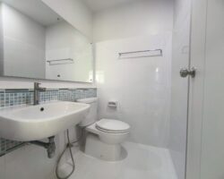 For rent 2-story townhome near Mega Bangna, best location in the area, Indy Km.7, the front of the house faces south. The house has been completely renovated, has an electric awning in the front, and the back is tiled. The house is beautiful and ready to move in.