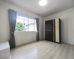 For rent 2-story townhome near Mega Bangna, best location in the area, Indy Km.7, the front of the house faces south. The house has been completely renovated, has an electric awning in the front, and the back is tiled. The house is beautiful and ready to move in.