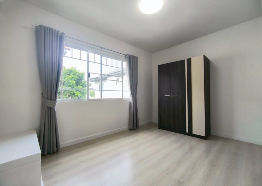 For rent 2-story townhome near Mega Bangna, best location in the area, Indy Km.7, the front of the house faces south. The house has been completely renovated, has an electric awning in the front, and the back is tiled. The house is beautiful and ready to move in.