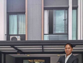 For rent 2-story townhome in Pleno Sukhumvit-Bangna 4, Parking for 2 cars with a covered carport in front and an extended Thai kitchen at the back. Conveniently located near Mega Bangna and with easy access to multiple routes including Bangna-Trat Road, Bua Nakarin Road, Nam Daeng, and Theparak Road. Fully furnished with a digital door lock, washing machine, and dryer. Beautiful home, ready to move in.
